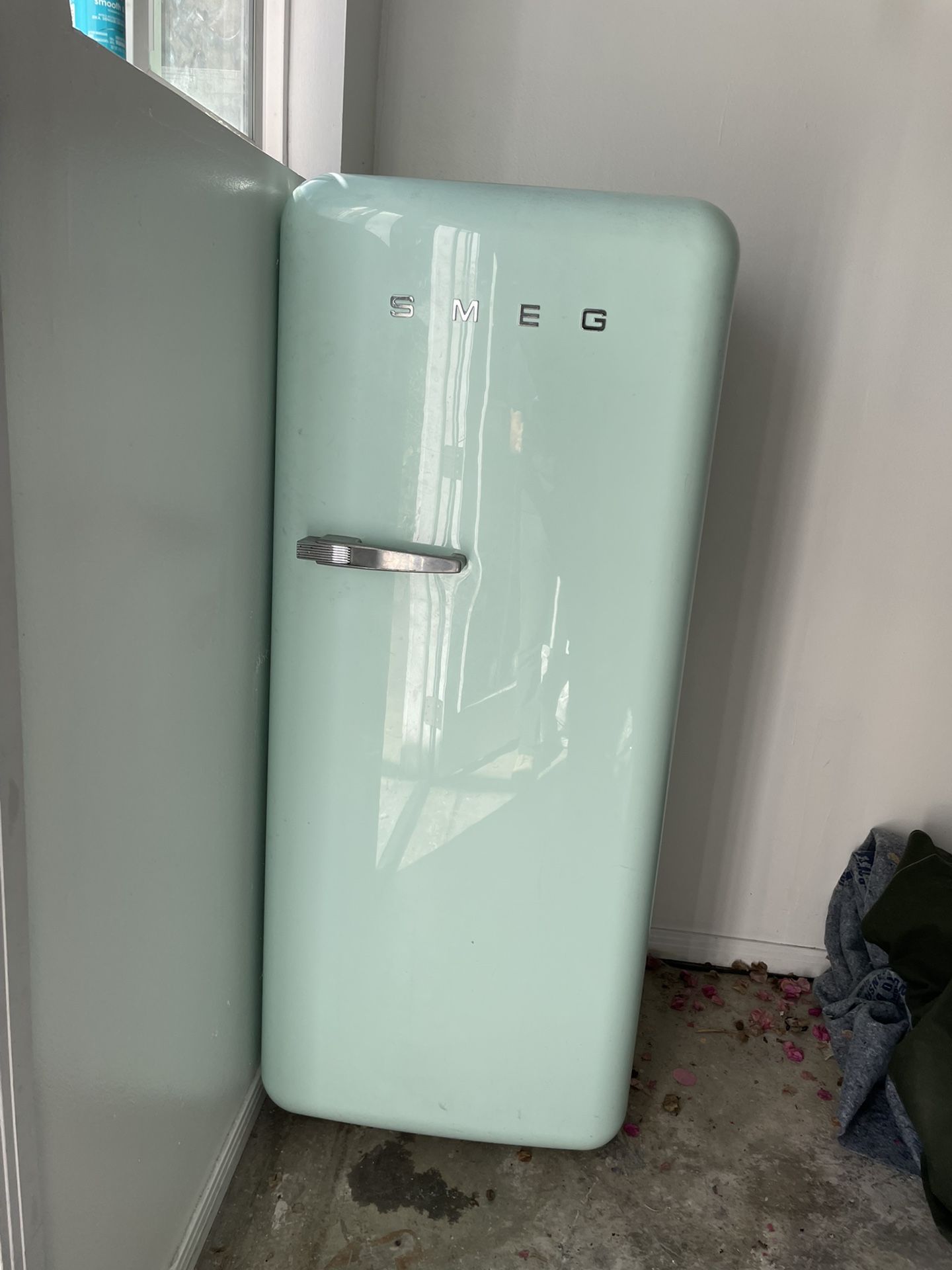 SMEG Fridge (full size, near Mint) for Sale in Los Angeles, CA OfferUp