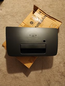 2004-2015 Nissan Titan Tailgate Garnish, New