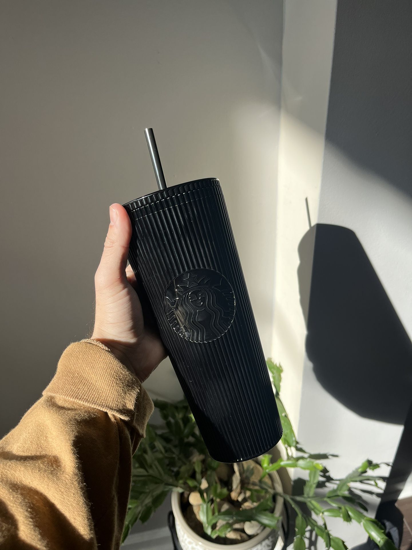 Starbucks 2024 Black Pleated Metallic Core Tumbler 24oz Venti Cold Cup