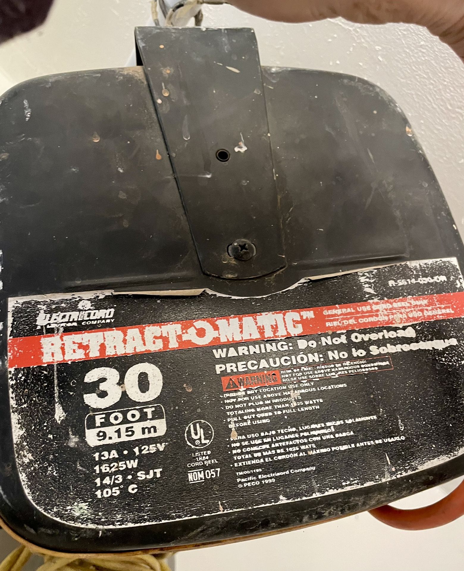 EXTENSION CORD RETRACTABLE
