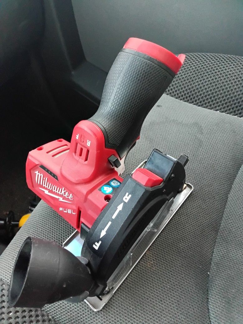 Milwaukee M12 Cutoff Tool Metal Cutting