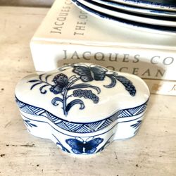 Pretty Porcelain Lidded Trinket Box