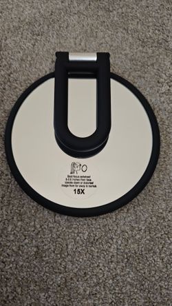 Magnifying handheld mirror