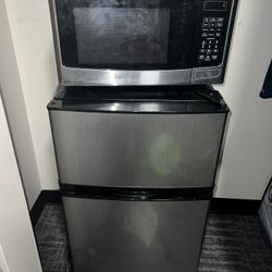Insignia™ - 3.0 Cu. Ft. Mini Fridge with Top Freezer and ENERGY STAR Certification - Stainless Steel