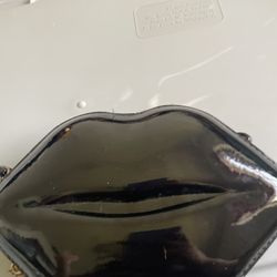 kiss lips purse