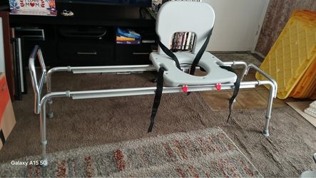 Transfer chair from toilet to bathtub