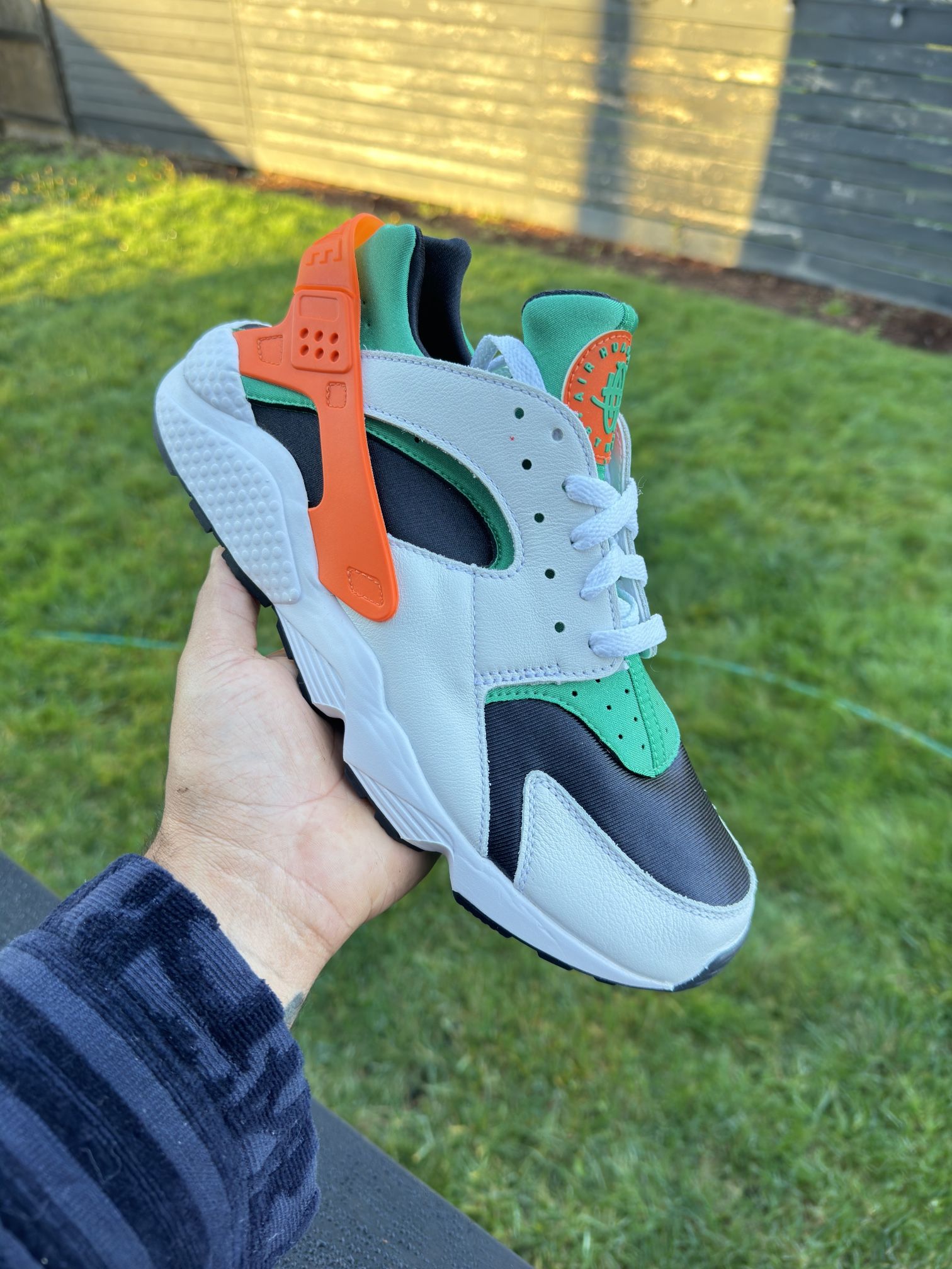 NIKE AIR HUARACHE MIAMI HURRICANES WHITE SAFETY ORANGE GREEN  display picture 2