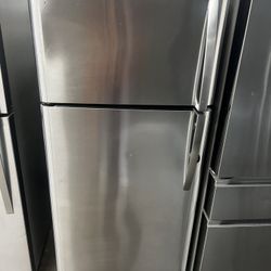 FRIGIDAIRE STAINLESS STEEL TOP FREEZER APARTMENT SIZE 