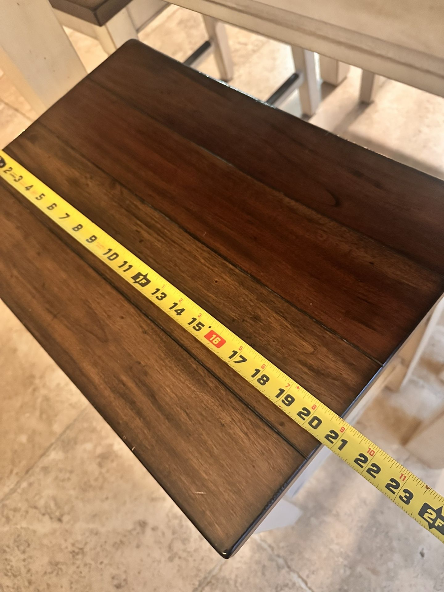 TABLE & Chairs (Pike & Main) 36x36x36”H