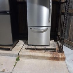 GE Stainless Steel Refrigerator With Bottom Freezer 