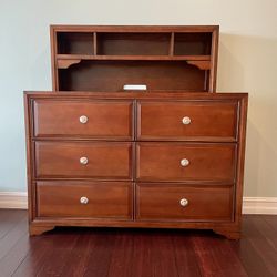 Dresser With Hutch