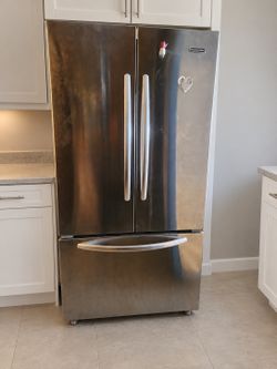 Kitchenaid Refrigerator With A Freezer On Bottom