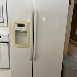 GE side by side Refrigerator with water connection