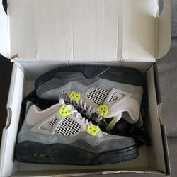 Jordan 4 Volt Grey 5.5y/7 Womens