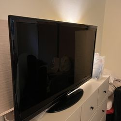 📺TV 37 inch. Works great! Comes with remote and like new Firestick.