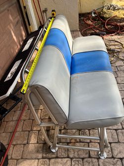 Leaning post in aluminum pedestal.