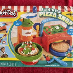 Hasbro Play-Doh Twirl N Top Pizza Shop NIB 2010