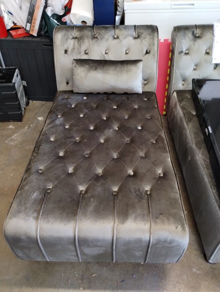 Gray Velvet Chaise Lounge Chairs (Indoor)