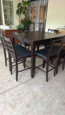 Dining table and 6 Chairs
