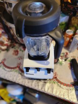 Vitamix Blender 5200 (comes with 2 cups)