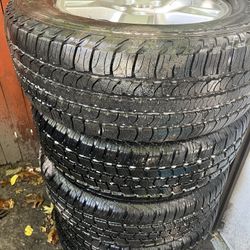 5 Great Tires 245 65 17 & Three Rims From A Jeep Commander 