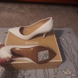 MK Size W8 White Pump (NEW)