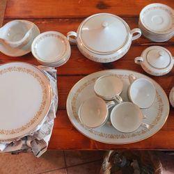 39pc Sheffield Imperial Gold China Set/ 504