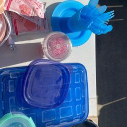 Tupperware/Plates 