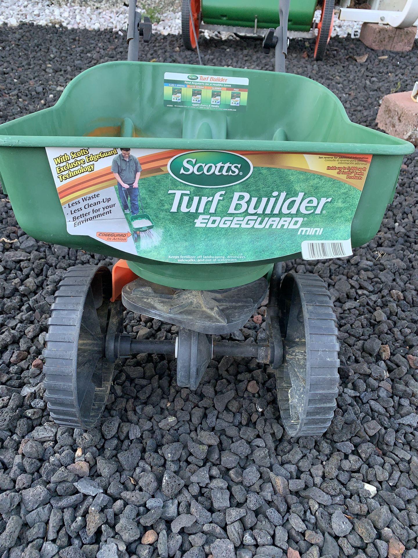 Lawn Seed & Fertilizer Spreaders