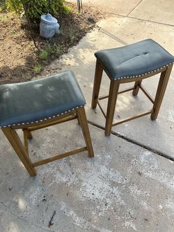 2 barstools