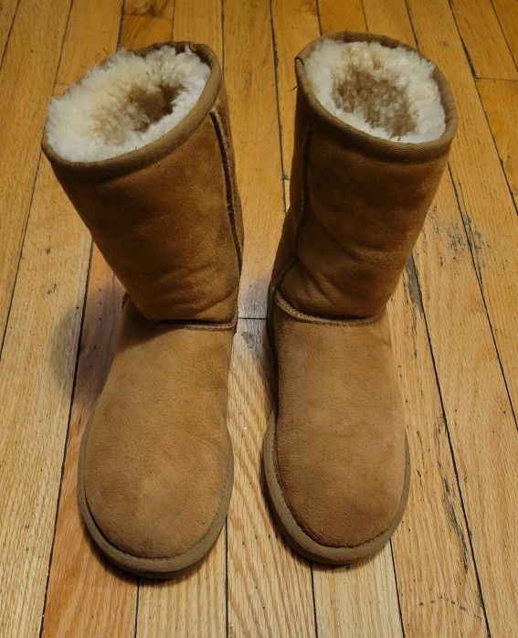 UGG Classic Short Boots - Women's Size