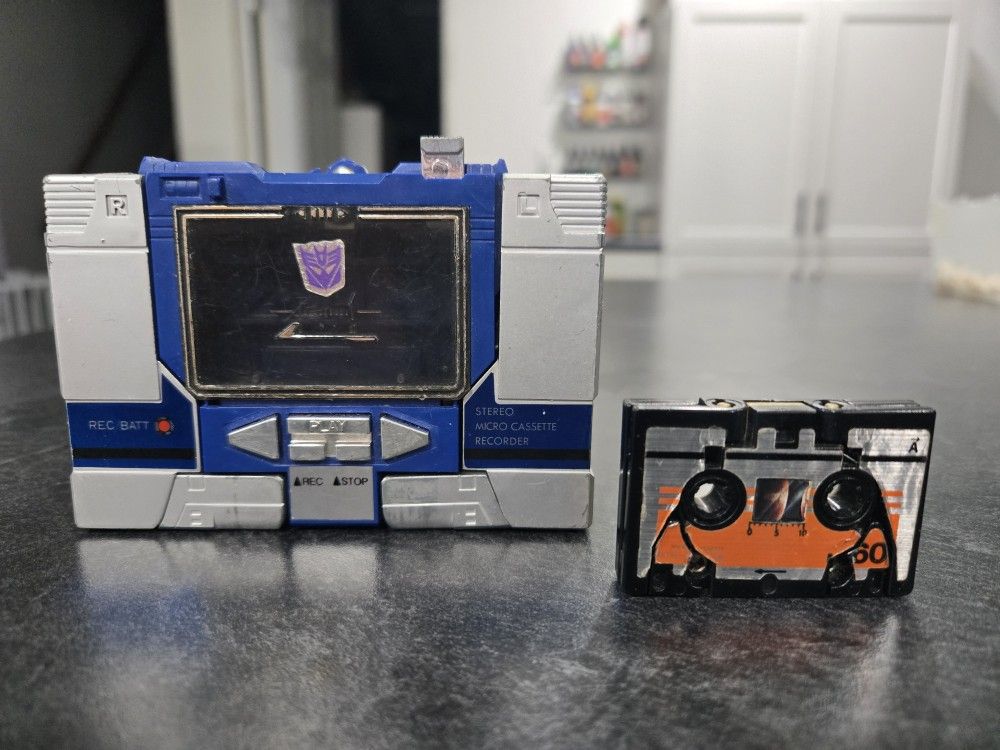 Soundwave 1984 Vintage Hasbro G1 Transformers Action Figure And Mini Cassette