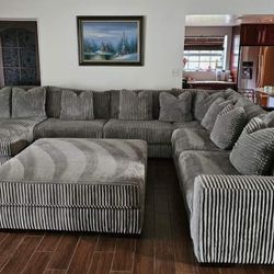 Brand New/ Gray Oversized Sectional, Seccional, Couch/ Delivery Available 