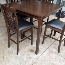 Dining Table And 4 Chairs Like New 