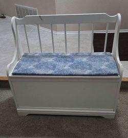 WHITE WOOD SEAT STORAGE BENCH