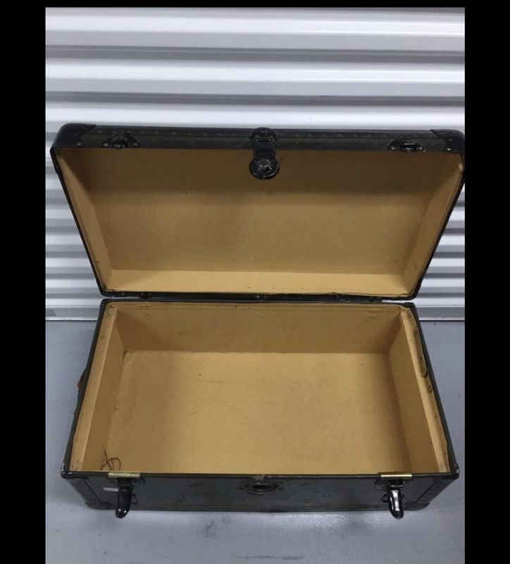 Vintage 1943 WWII hinged lid Army foot locker for Sale in Woodinville, WA -  OfferUp