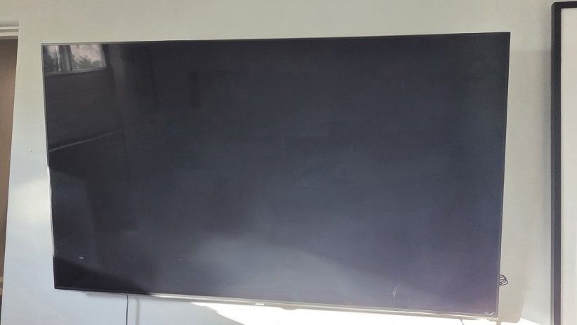 Samsung 60' TV with Wall Mount