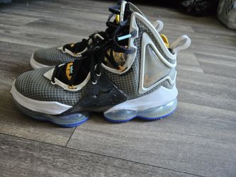 Lebron 19 XIX Black University size 8.5 Mens