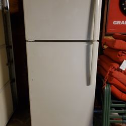 Ge Fridge With Icemaker Works Great 150
