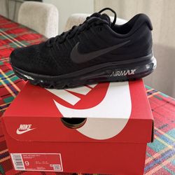 Nike Air Max  (NEW)