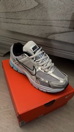 NIKE VOMERO 5