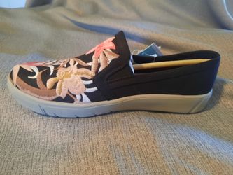 NIB Baretraps Black/Pink Women's Slip On Shoes - Size  9