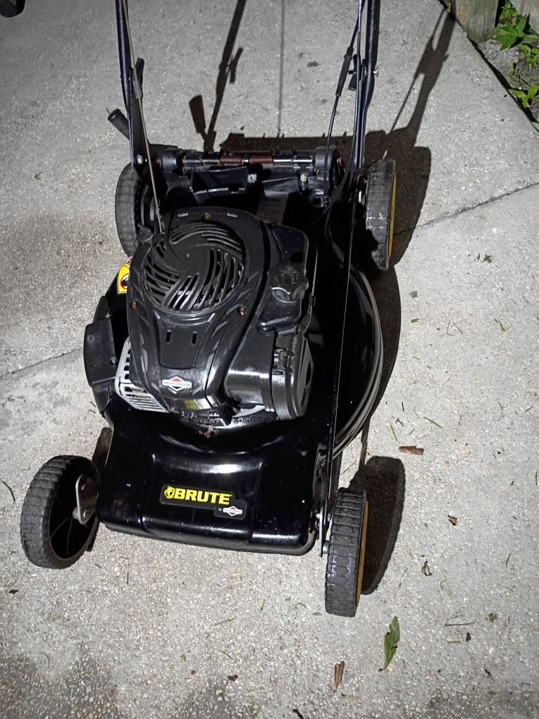 LIKE NEWSELF PROPELLED MOWER. SHARP MULCHING BLADE, QUICK DECK HEIGHT ADJ. WORKS GREAT