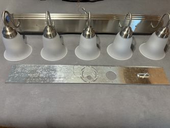 Bathroom light fixture - Sconce - 5 bulb - barely used