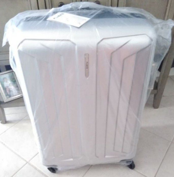 Elegant Suitcases,3 diferent sizes brand new, never used color silver has lock with conbination.....