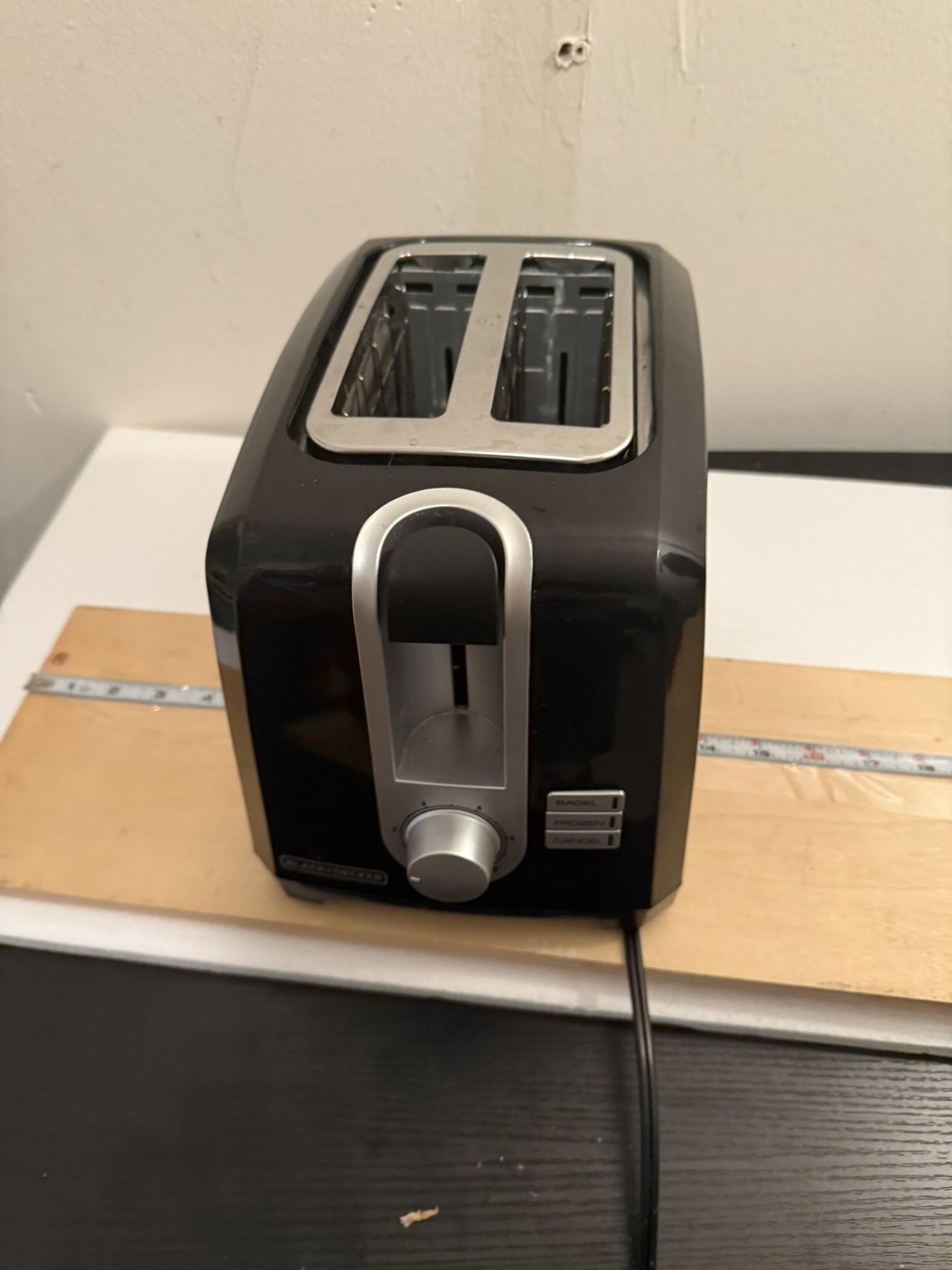 Black & Decker Toaster (regular sandwich bread /bagels)