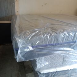 🛌🏾💤💤💤 $249 King Memory Foam Mattress Available $249 💤💤💤💤