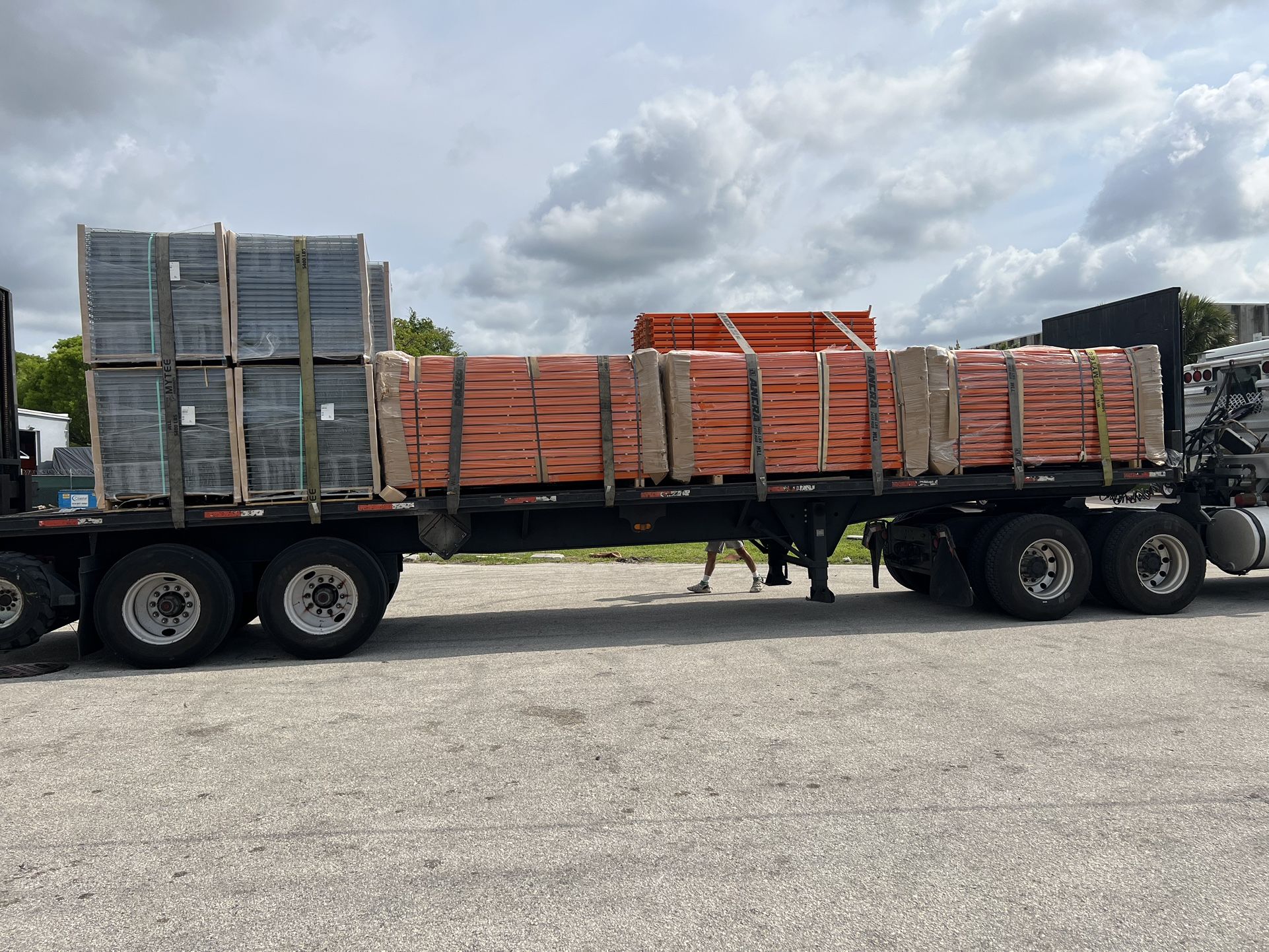 Teardrop Pallet Racking Beams Uprights Wire Decks Forklifts Pallet Racks Industrial Shelving