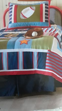 Hermosa colcha de deportes para jovencito nueva home interiors, size full es reversible.