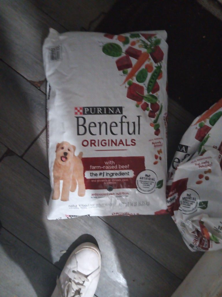 Dog food Beneful  (8)14lb Bags